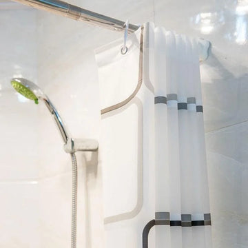 Rideau de douche moderne avec motifs géométriques pour salle de bain, installé sur une tringle chromée, idéal pour ajouter une touche élégante à votre espace douche. Parfait pour éviter les éclaboussures d'eau tout en offrant une esthétique contemporaine.