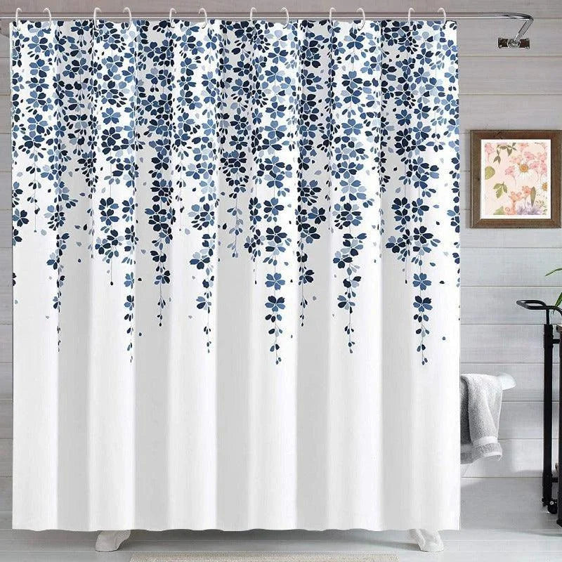 Rideau de douche élégant avec motif floral bleu sur fond blanc, apportant une touche de fraîcheur et de modernité à votre salle de bain. Idéal pour créer une ambiance apaisante et sophistiquée.