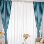 Paire de rideaux bleus élégants pour salon, avec doublure blanche translucide permettant une lumière douce. Design moderne parfait pour embellir votre intérieur tout en ajoutant une touche de couleur. Idéal pour une décoration contemporaine et lumineuse.
