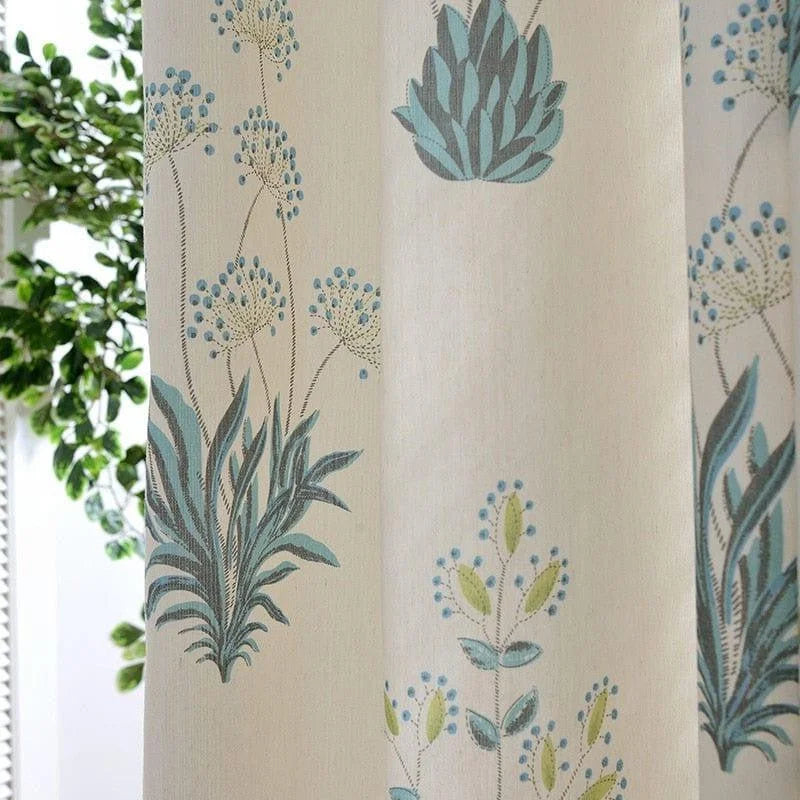 Rideau décoratif avec motif floral bleu, idéal pour ajouter une touche élégante et naturelle à votre intérieur. Accessoire parfait pour le salon ou la chambre, proposant une ambiance fraîche et apaisante grâce à ses motifs botaniques détaillés. Expérience visuelle captivante et moderne pour rehausser votre décoration d'intérieur.