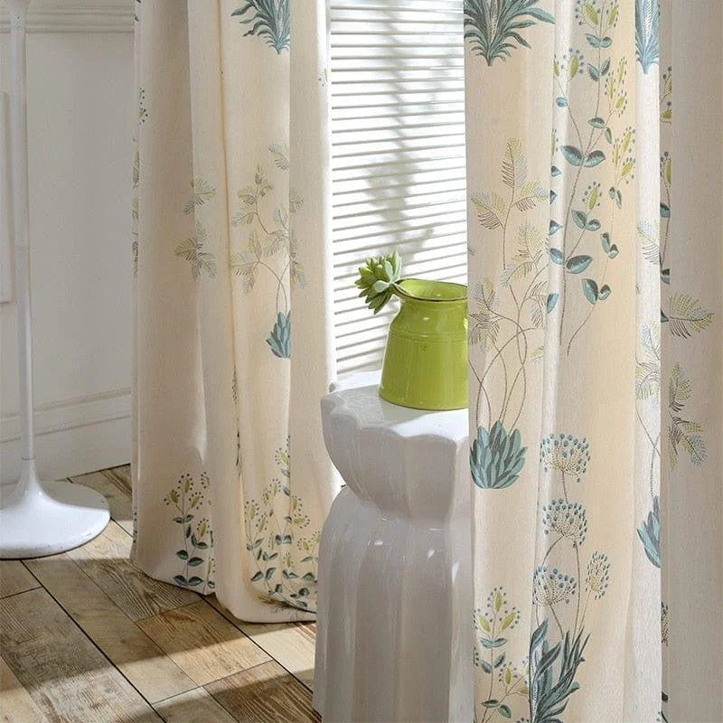 Rideaux élégants avec motifs floraux pour une décoration intérieure lumineuse. Ces rideaux apportent une touche naturelle et apaisante à votre salon ou chambre. Idéal pour personnaliser votre espace avec un style raffiné et moderne. Parfait pour filtrer la lumière tout en préservant votre intimité.