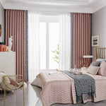 Chambre moderne et lumineuse avec rideaux élégants, lit confortable et décoration soignée. Ensemble harmonieux de couleurs douces, créant une atmosphère paisible et accueillante. Idéal pour un aménagement intérieur chic et contemporain.