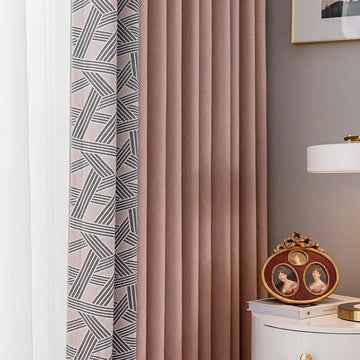 Rideau élégant rose, design moderne avec motifs géométriques, décoration intérieure, luminosité et confort, salon contemporain, complément idéal pour espace raffiné, ambiance chaleureuse et esthétique harmonieuse.