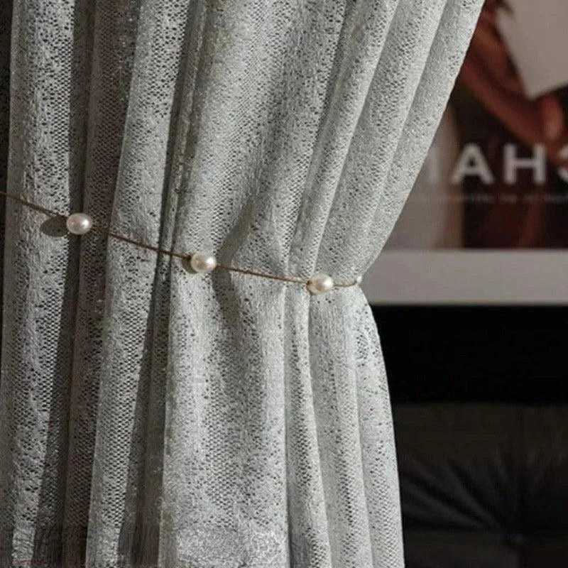 Rideaux élégants gris avec attache perles, parfaits pour une décoration intérieure raffinée et moderne, ajoutant une touche de sophistication à votre salon ou chambre. Idéal pour créer une ambiance chaleureuse et accueillante.