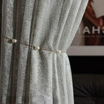 Rideaux élégants gris avec attache perles, parfaits pour une décoration intérieure raffinée et moderne, ajoutant une touche de sophistication à votre salon ou chambre. Idéal pour créer une ambiance chaleureuse et accueillante.