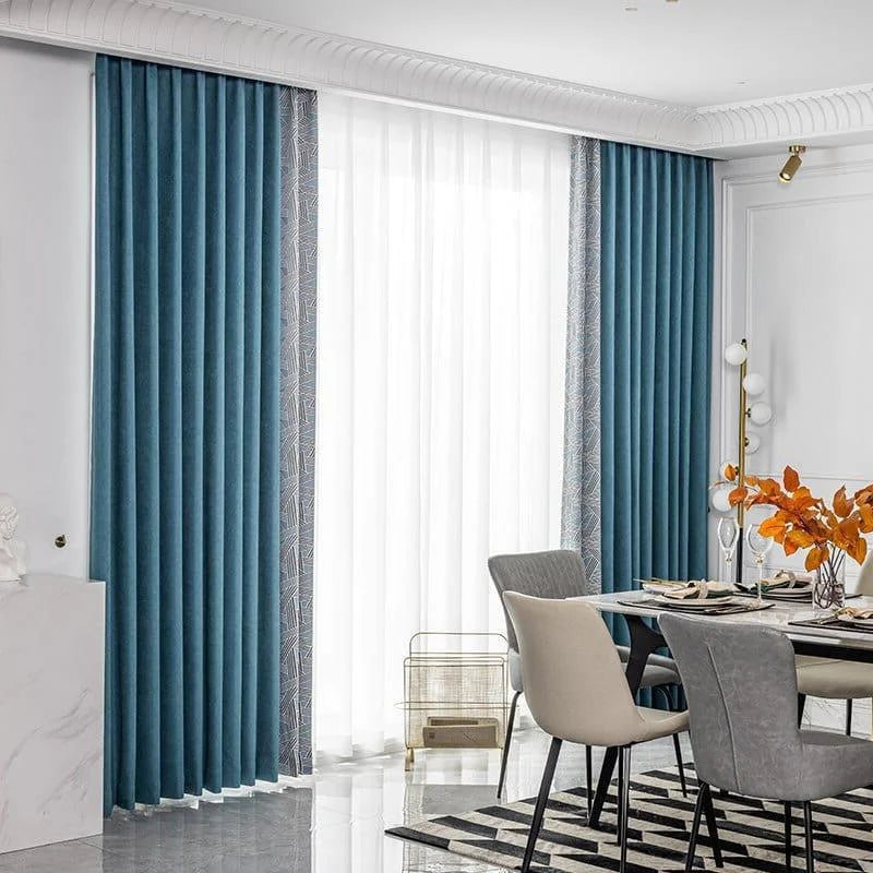 Rideaux opaques bleus pour salon moderne avec accent géométrique, ajoutant une touche élégante à la décoration intérieure. Espace lumineux et sophistiqué, idéal pour une salle à manger contemporaine.