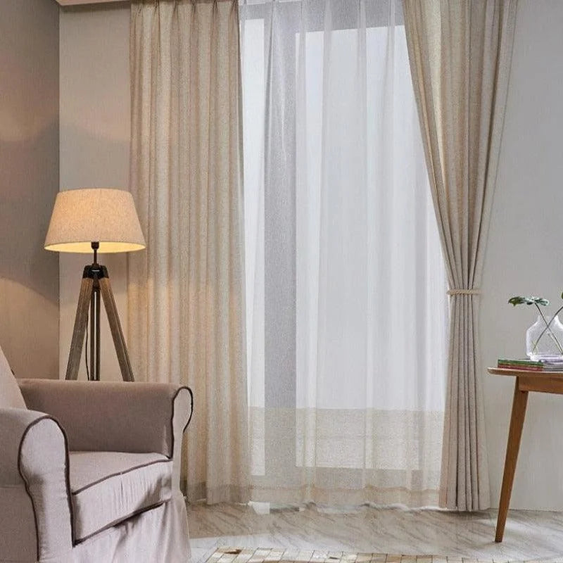 Rideaux élégants pour salon moderne, créant une ambiance chaleureuse et lumineuse. Idéal pour les grandes fenêtres, ces rideaux apportent une touche déco raffinée à votre intérieur. Parfait pour tamiser subtilement la lumière tout en offrant une intimité optimale.
