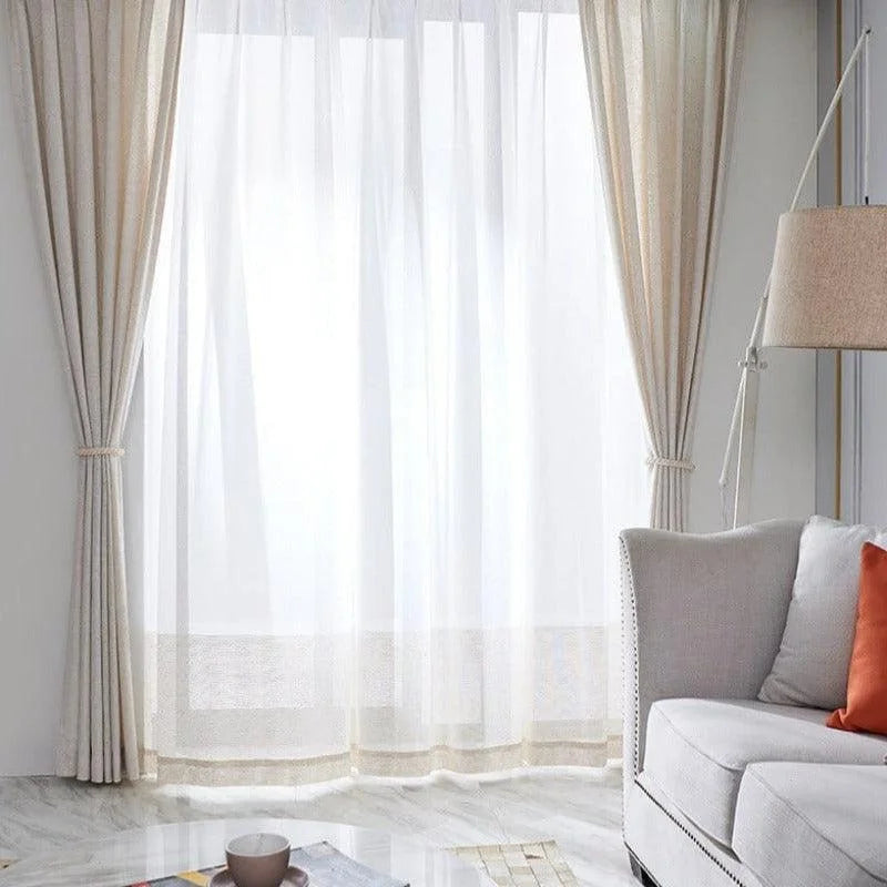 Rideaux élégants pour salon moderne avec lumière naturelle et décoration raffinée, ambiance confortable et contemporaine. Parfait pour un intérieur chaleureux et accueillant, idéal pour optimiser la luminosité tout en préservant l'intimité.