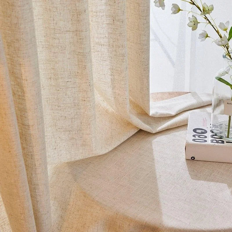 Rideau élégant de couleur beige laissant passer la lumière naturelle pour une ambiance douce et agréable. Idéal pour décorer le salon, la chambre ou le bureau, il apporte une touche de style tout en préservant l'intimité. Accessoire déco parfait pour un intérieur contemporain et chaleureux.