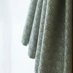 Rideau élégant avec motif géométrique, parfait pour ajouter une touche contemporaine à votre intérieur. Idéal pour le salon, la chambre ou le bureau, sa couleur discrète s'harmonise avec divers styles de décoration. Accessoire incontournable pour un confort visuel et esthétique.