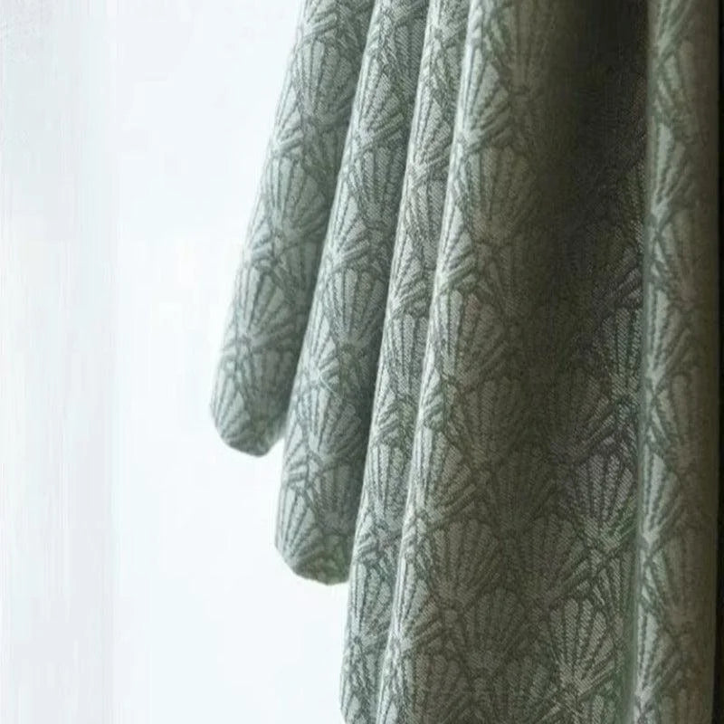 Rideau élégant avec motif géométrique, parfait pour ajouter une touche contemporaine à votre intérieur. Idéal pour le salon, la chambre ou le bureau, sa couleur discrète s'harmonise avec divers styles de décoration. Accessoire incontournable pour un confort visuel et esthétique.