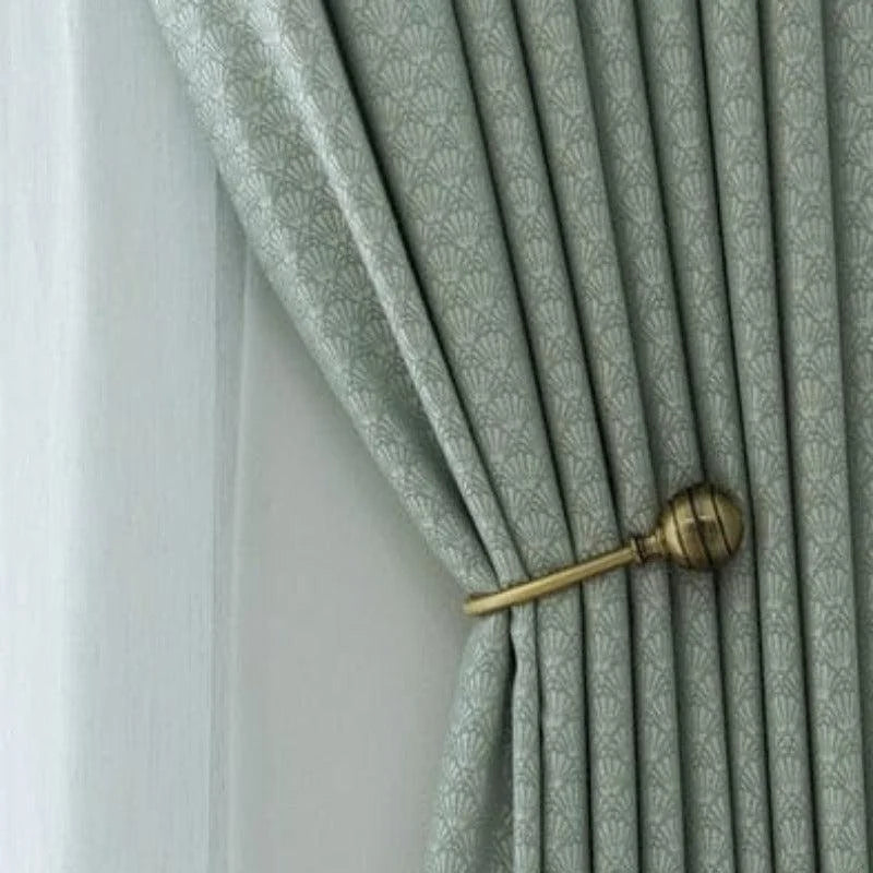 Rideau élégant avec motif délicat, maintenu par un embrasse métallique dorée, idéal pour ajouter une touche de sophistication et de style à votre intérieur. Ce rideau est parfait pour filtrer la lumière tout en rehaussant la décoration de votre salon ou chambre.