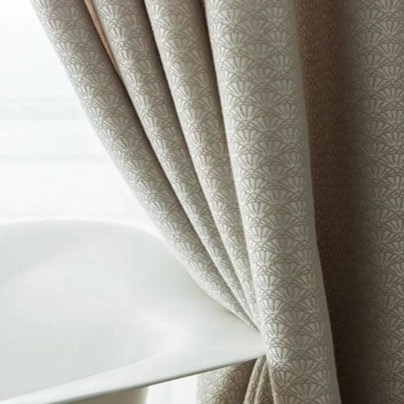 Rideau élégant avec motif géométrique beige, parfait pour embellir la décoration intérieure d'un salon ou d'une chambre. Ajoute une touche raffinée et contemporaine tout en garantissant l'intimité et le confort dans votre espace de vie.