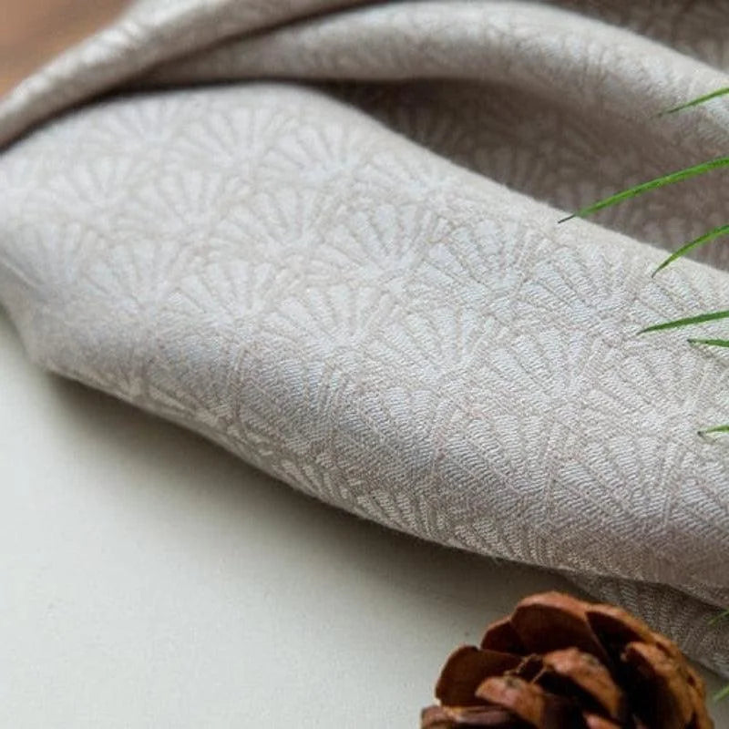 Drapé élégant avec motifs géométriques clairs, parfait pour une décoration intérieure moderne et raffinée. Cette pièce ajoute une touche de sophistication à tout espace. Conçu pour sublimer salons, chambres ou bureaux avec une texture attrayante et des motifs harmonieux.