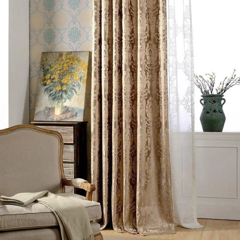 Rideaux élégants pour salon, motif damassé, ajoutant une touche chic et sophistiquée à la décoration intérieure, avec une chaise confortable et un tableau floral pour une ambiance chaleureuse et raffinée.