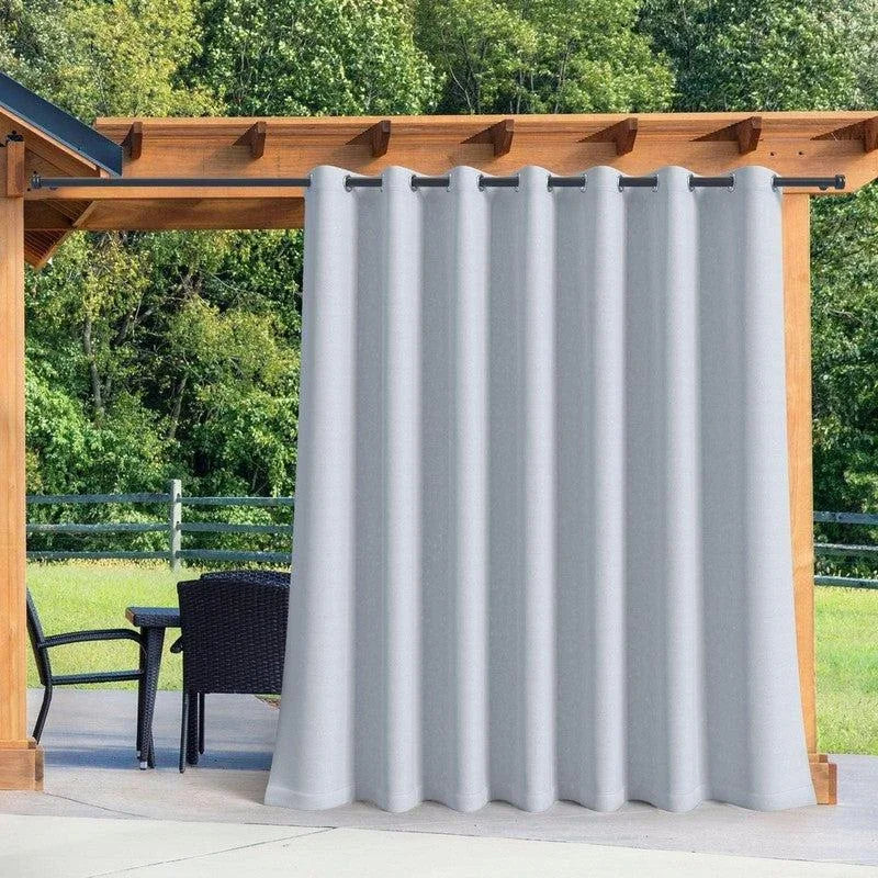 Rideau extérieur gris pour pergola, idéal pour créer un espace intime sur la terrasse. Offrant une protection efficace contre le vent et les regards indiscrets, ce rideau élégant s'intègre parfaitement dans tout aménagement de jardin. Parfait pour améliorer le confort et l'esthétique de votre espace extérieur.
