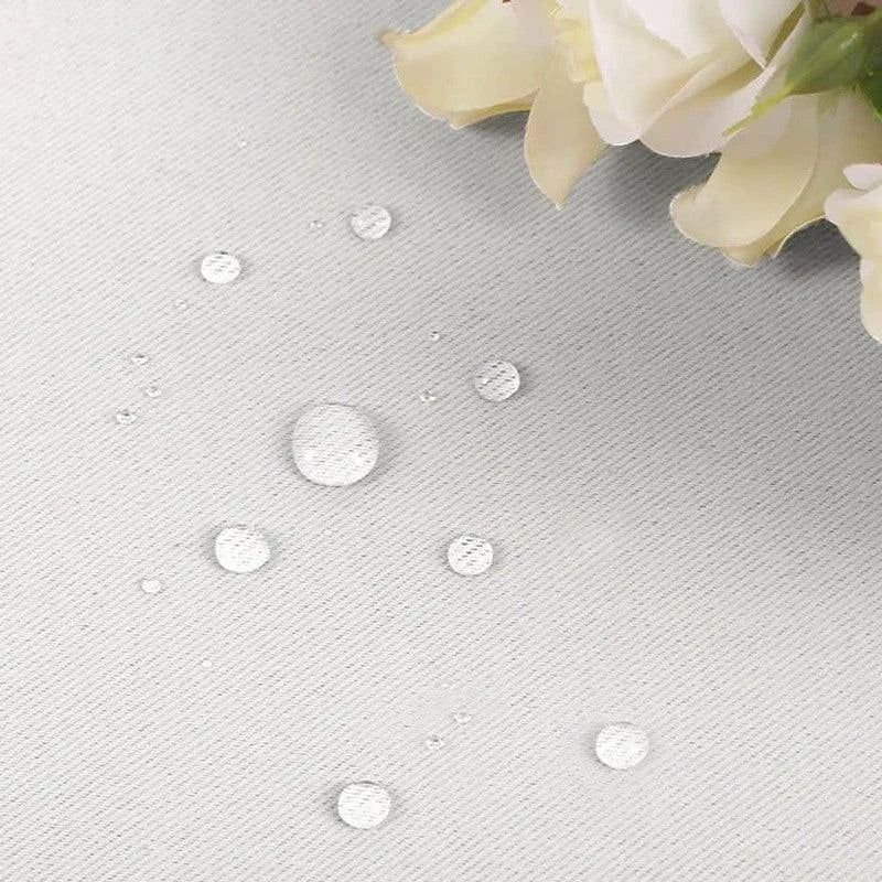 Image montrant une surface résistante à l'eau avec des gouttes d'eau visibles sur un fond clair, accompagnée de fleurs blanches élégantes. Idéale pour illustrer la durabilité et la protection contre l'humidité. Parfaite pour la décoration d'intérieur sophistiquée et moderne.