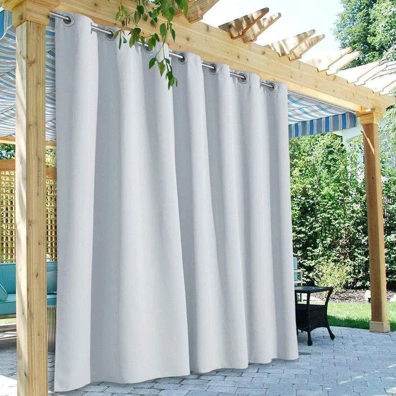 Rideau d'extérieur gris clair pour pergola, parfait pour créer une ambiance chaleureuse et intime dans un espace extérieur. Idéal pour protéger des regards indiscrets et du soleil tout en apportant une touche élégante à votre jardin ou terrasse. Accessoire indispensable pour l'été, garantissant confort et esthétisme.