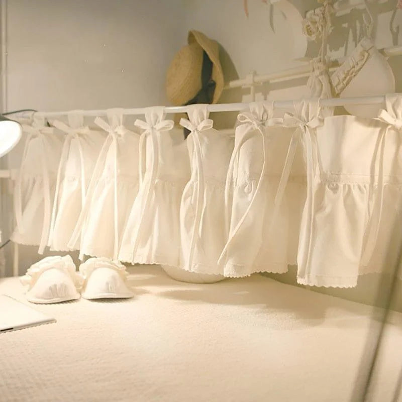 Rideau de berceau élégant pour chambre de bébé, couleur crème, avec noeuds décoratifs. Idéal pour créer une ambiance douce et chaleureuse dans la chambre de votre enfant. Accessoire parfait pour une décoration intérieure harmonieuse, alliant esthétique et fonctionnalité. Parfait pour une mise en valeur unique et personnalisée.