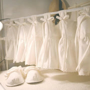 rideau fenêtre crème texturé fronces bord festonné vintage rustic attache ruban nodulaires chaussons blancs
