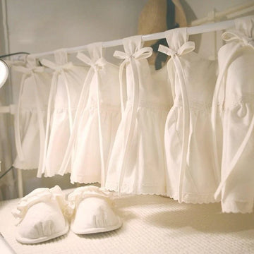 Ensemble de rideaux élégants avec nœuds décoratifs, idéal pour une chambre douce et apaisante. Parfait pour ajouter une touche de charme traditionnel à votre intérieur avec des pantoufles assorties. Ambiance chaleureuse et accueillante garantie pour une décoration raffinée.