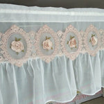 Rideau élégant avec broderies de roses et bordure ornée pour décoration intérieure chic. Convient parfaitement pour ajouter une touche romantique et raffinée à une chambre ou un salon. Artisanal et délicat, ce rideau allie style et charme classique. Idéal pour ceux qui cherchent à embellir leur espace de vie avec une touche florale subtile.