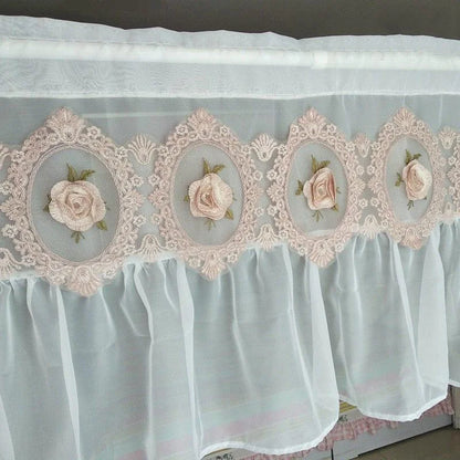 Rideau élégant avec broderies de roses et bordure ornée pour décoration intérieure chic. Convient parfaitement pour ajouter une touche romantique et raffinée à une chambre ou un salon. Artisanal et délicat, ce rideau allie style et charme classique. Idéal pour ceux qui cherchent à embellir leur espace de vie avec une touche florale subtile.