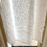 Rideau blanc plissé pour salle de bain, ajoutant une touche élégante et moderne à votre espace, idéal pour préserver l'intimité tout en laissant passer la lumière naturelle.