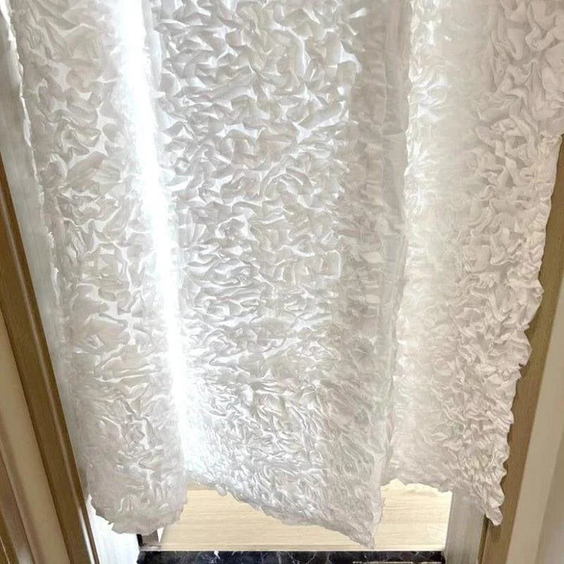 Rideau blanc plissé pour salle de bain, ajoutant une touche élégante et moderne à votre espace, idéal pour préserver l'intimité tout en laissant passer la lumière naturelle.
