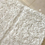 Tissu décoratif blanc avec un motif floral plissé, idéal pour les événements élégants et les décorations de mariage. Son design sophistiqué apporte une touche raffinée à toute ambiance, parfait pour créer une atmosphère lumineuse et apaisante.