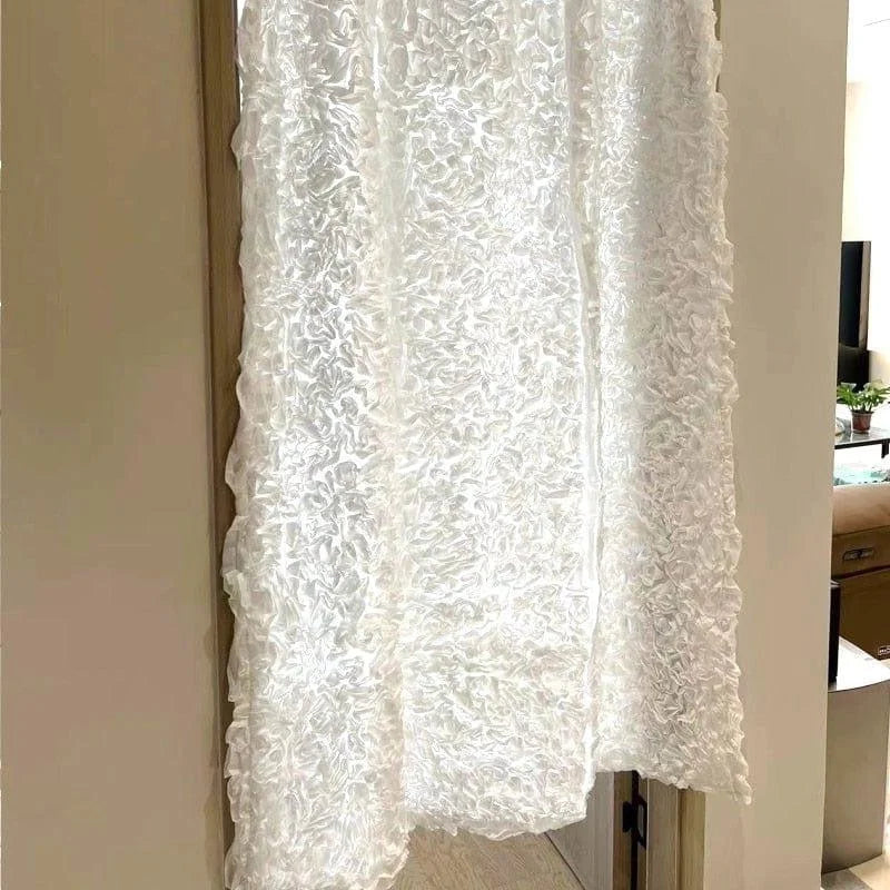 Voilage décoratif blanc avec texture plissée pour salon. Tendance et élégant, ce rideau lumineux filtre la lumière tout en préservant l'intimité. Idéal pour ajouter une touche chic et contemporaine à votre intérieur. Convient parfaitement aux fenêtres de salon ou de chambre.