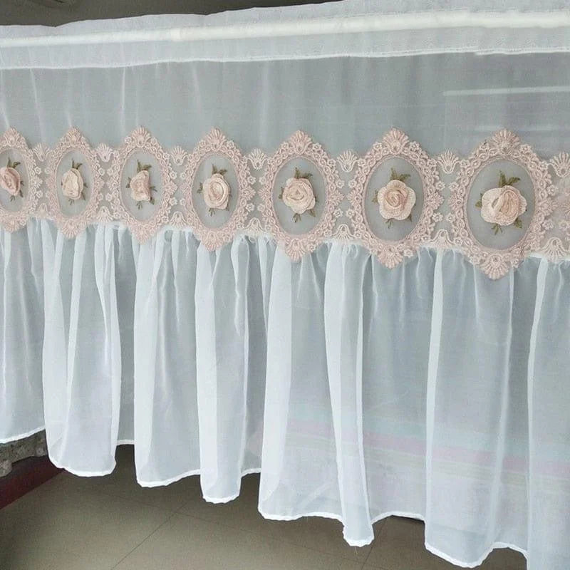 Rideau élégant avec broderie florale, idéal pour ajouter une touche romantique à votre intérieur. Décoration parfaite pour les chambres et salons, mettant en valeur des motifs de roses délicates et un design raffiné. Fabriqué pour apporter luminosité et charme à votre espace de vie.