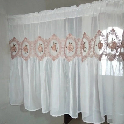 Rideau de cuisine élégant avec broderies florales roses, idéal pour ajouter une touche de charme et de raffinement à votre intérieur. Ce rideau offre une ambiance douce et lumineuse, parfait pour embellir vos fenêtres tout en préservant votre intimité. Accessoire décoratif unique pour une décoration tendance et chaleureuse.