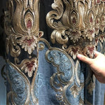 Rideau avec broderies élégantes et motifs floraux baroques, idéal pour ajouter une touche de luxe à votre salon ou chambre. Design riche en détails et en couleurs, parfait pour une décoration intérieure sophistiquée. Adapté pour fenêtres de grandes et moyennes dimensions.
