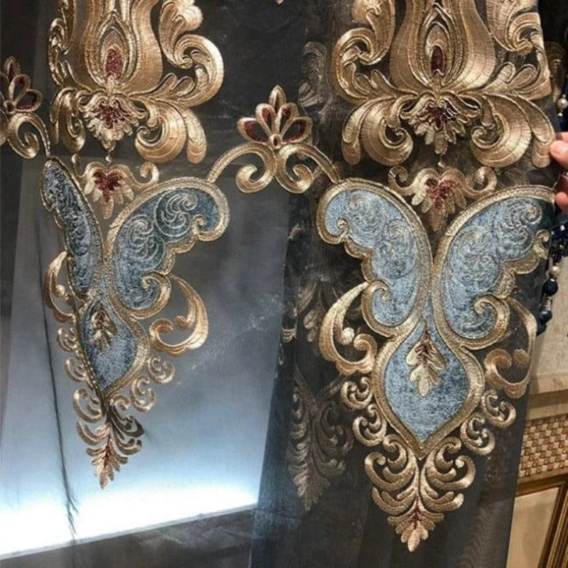 Rideau décoratif avec motifs brodés élégants, design luxueux en bleu et doré, idéal pour salon ou chambre, ajout d'une touche sophistiquée à votre intérieur.