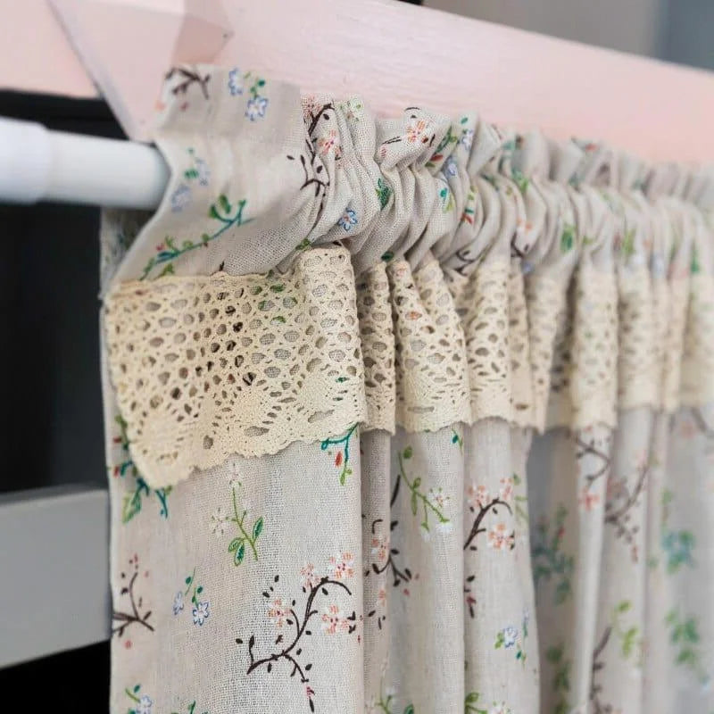 Voilage de fenêtre avec motif floral, bordé de dentelle élégante. Rideau décoratif idéal pour ajouter une touche vintage et charmante à votre intérieur, parfait pour les cuisines ou salons. Design attrayant avec détails floraux subtils et finitions soignées. Transformez votre espace avec ce rideau à la fois fonctionnel et esthétique.