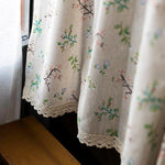 Rideau à motifs fleuris, parfait pour ajouter une touche d'élégance et de douceur à votre intérieur. Son design délicat et ses couleurs naturelles créent une ambiance chaleureuse dans n'importe quelle pièce de la maison. Idéal pour le salon ou la chambre à coucher, ce rideau embellira vos fenêtres avec style et subtilité.