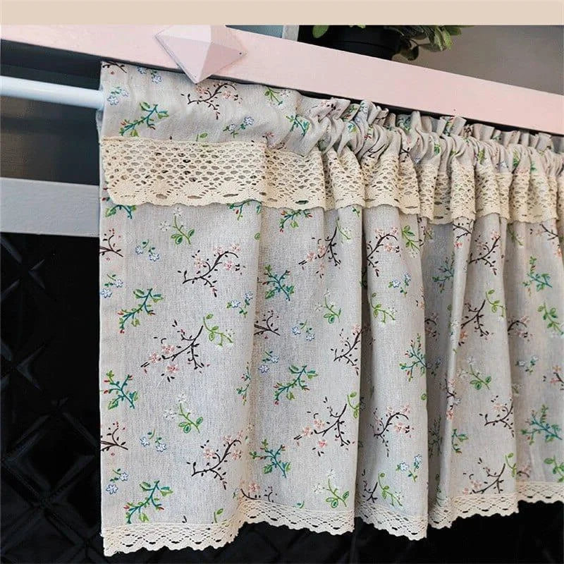 Rideau de cuisine élégant à motif floral avec dentelle, idéal pour ajouter une touche décorative vintage à votre intérieur. Parfait pour créer une ambiance chaleureuse et accueillante dans votre maison. Ce rideau est conçu pour compléter tout style de décoration, offrant une solution esthétique et fonctionnelle pour vos fenêtres.