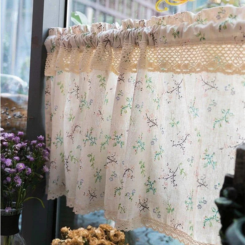 Rideau décoratif à motif floral pastel pour intérieur élégant, idéal pour embellir votre cuisine ou salon avec une touche champêtre et chaleureuse. Style vintage romantique parfait pour apporter de la lumière subtile dans votre espace tout en préservant l'intimité.