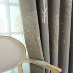 Rideau élégant avec motif d'arbres, idéal pour ajouter une touche naturelle et sophistiquée à votre intérieur. Parfait pour le salon, la chambre ou le bureau, ce rideau arbore des motifs subtils qui s'harmonisent avec divers styles de décoration. Améliorez l'ambiance de votre espace tout en contrôlant la lumière naturelle pour créer une atmosphère chaleureuse et accueillante.