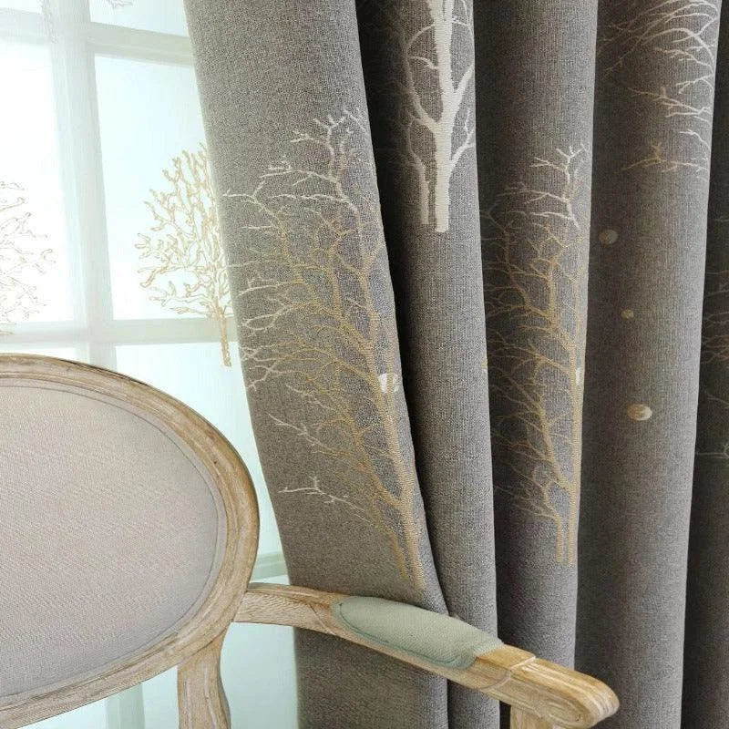 Rideau élégant avec motif d'arbres, idéal pour ajouter une touche naturelle et sophistiquée à votre intérieur. Parfait pour le salon, la chambre ou le bureau, ce rideau arbore des motifs subtils qui s'harmonisent avec divers styles de décoration. Améliorez l'ambiance de votre espace tout en contrôlant la lumière naturelle pour créer une atmosphère chaleureuse et accueillante.