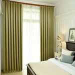 Rideaux élégants de couleur vert olive dans une chambre moderne et lumineuse, complétant la décoration intérieure avec un design épuré et apaisant, idéaux pour un style contemporain et chaleureux.