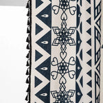 Motif géométrique avec motifs traditionnels noirs et blancs, idéal pour une décoration intérieure moderne et élégante. Design symétrique et artistique, parfait pour ajouter une touche d'originalité à votre espace de vie. Accessoire décoratif polyvalent convenant à divers styles d'aménagement.