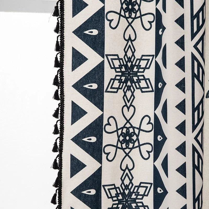 Motif géométrique avec motifs traditionnels noirs et blancs, idéal pour une décoration intérieure moderne et élégante. Design symétrique et artistique, parfait pour ajouter une touche d'originalité à votre espace de vie. Accessoire décoratif polyvalent convenant à divers styles d'aménagement.