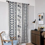 Rideau à motifs ethniques noirs et blancs, élégant et moderne, idéal pour décorer un salon ou une chambre. Ce rideau apporte une touche de style et de caractère à votre intérieur tout en maintenant une ambiance chaleureuse. Accessoire parfait pour rehausser et personnaliser votre espace de vie.