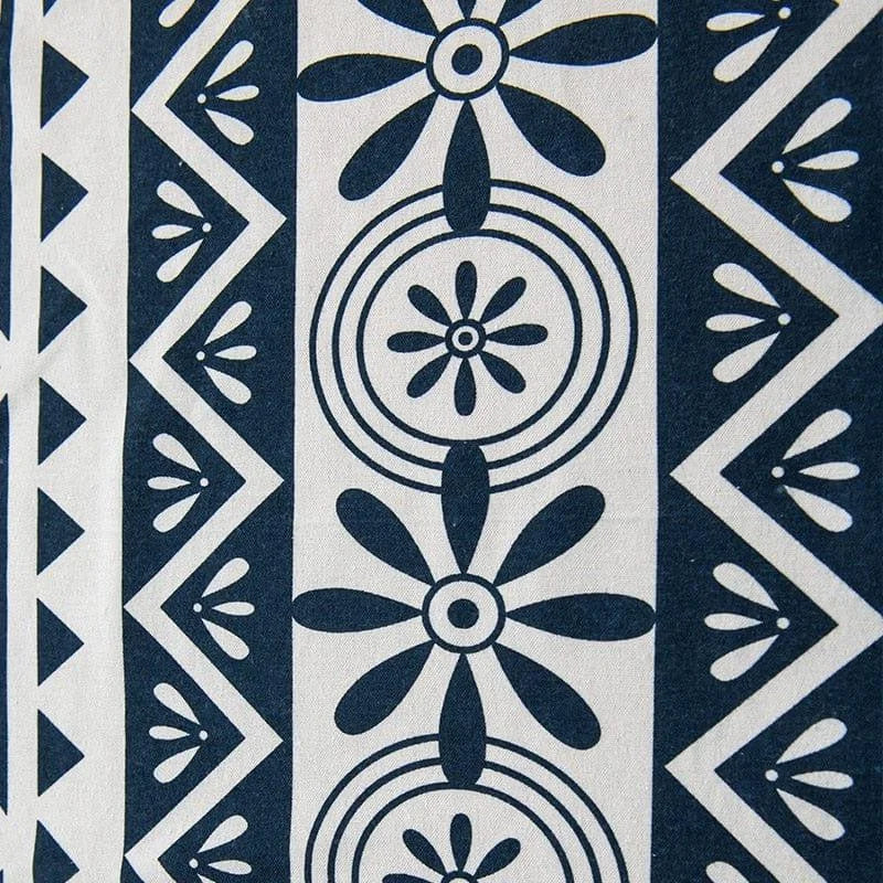 Motif géométrique noir et blanc avec des formes florales et des lignes symétriques, idéal pour un intérieur moderne et élégant. Design parfait pour coussins, rideaux ou accessoires de décoration.