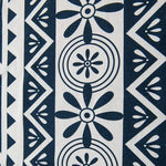 Motif géométrique noir et blanc avec des formes florales et des lignes symétriques, idéal pour un intérieur moderne et élégant. Design parfait pour coussins, rideaux ou accessoires de décoration.