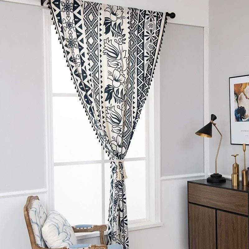 Rideau élégant avec motifs géométriques et floraux en noir et blanc, installé dans un salon moderne. Ce rideau ajoute une touche décorative sophistiquée à la pièce, créant un contraste visuel attrayant. Parfait pour sublimer votre espace de vie, il s'intègre harmonieusement avec divers styles de décoration intérieure, rehaussant l'ambiance lumineuse et contemporaine de votre maison.