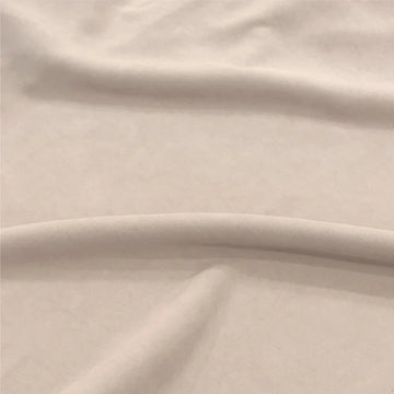 Image d'un tissu beige doux et élégant, idéal pour la confection de vêtements modernes et confortables. Ce textile présente une texture lisse, parfaite pour créer des tenues raffinées et sophistiquées. Parfait pour les projets de couture à domicile ou professionnels.