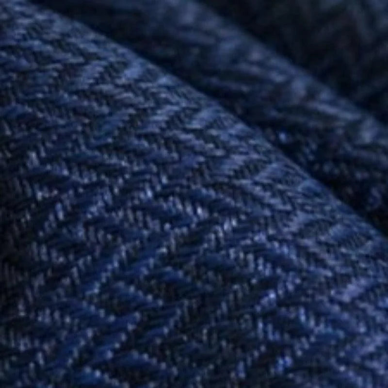 Texture en chevrons bleu foncé, détaillant un motif élégant et classique, idéal pour la mode ou la décoration intérieure. Ce design intemporel apporte sophistication et style à tout projet ou pièce.